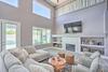 Lavish House With Home Theater And Fireplaces!